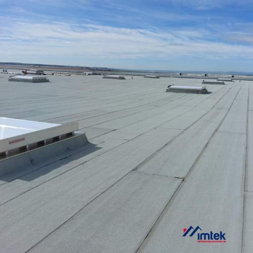 Trabajador de Imtek aplicando membrana líquida para la impermeabilización de una terraza en Valencia